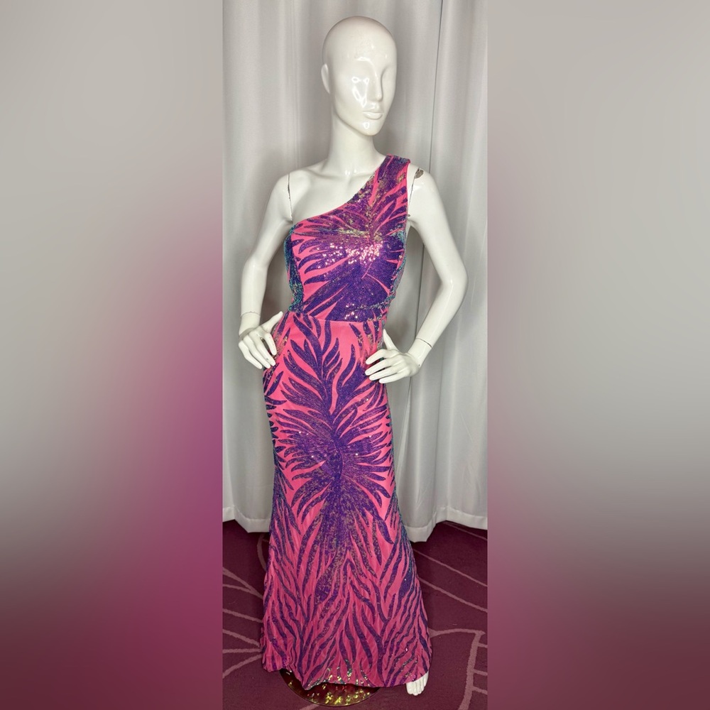 Elegant One-Shoulder Pink and Silver Evening Gown - Picture 5 of 10